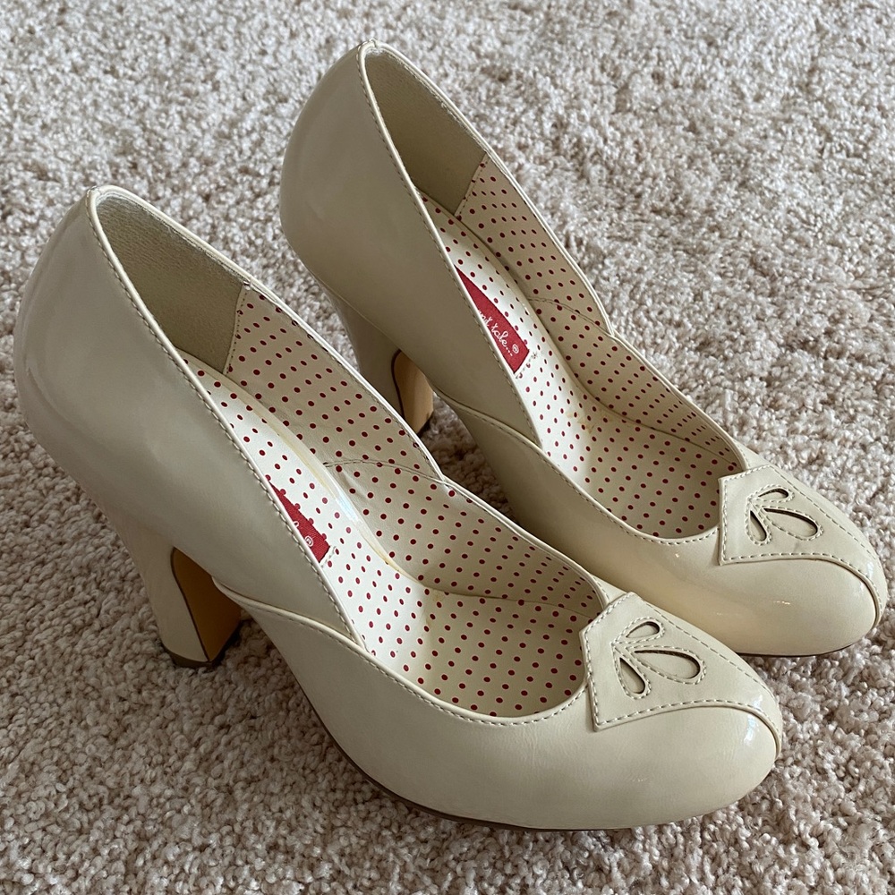 [b.a.i.t] Vonda Cream Patent Pumps
